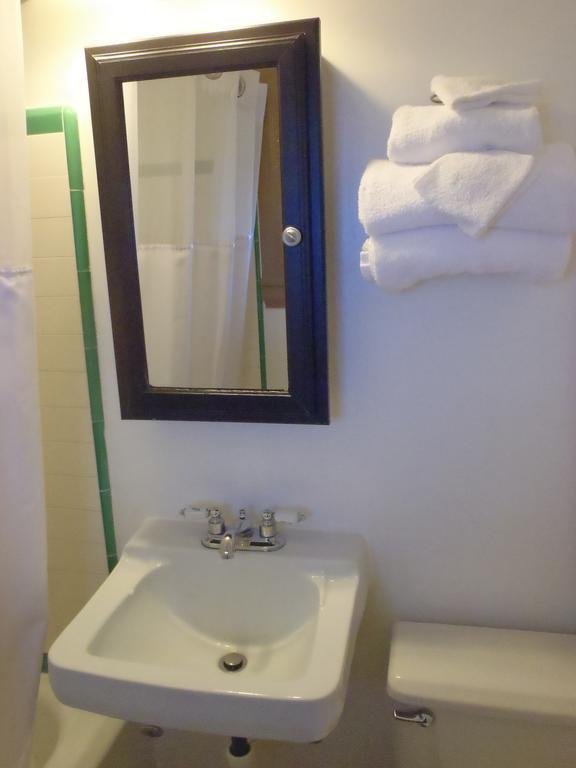 Grand Motel Williams Room photo